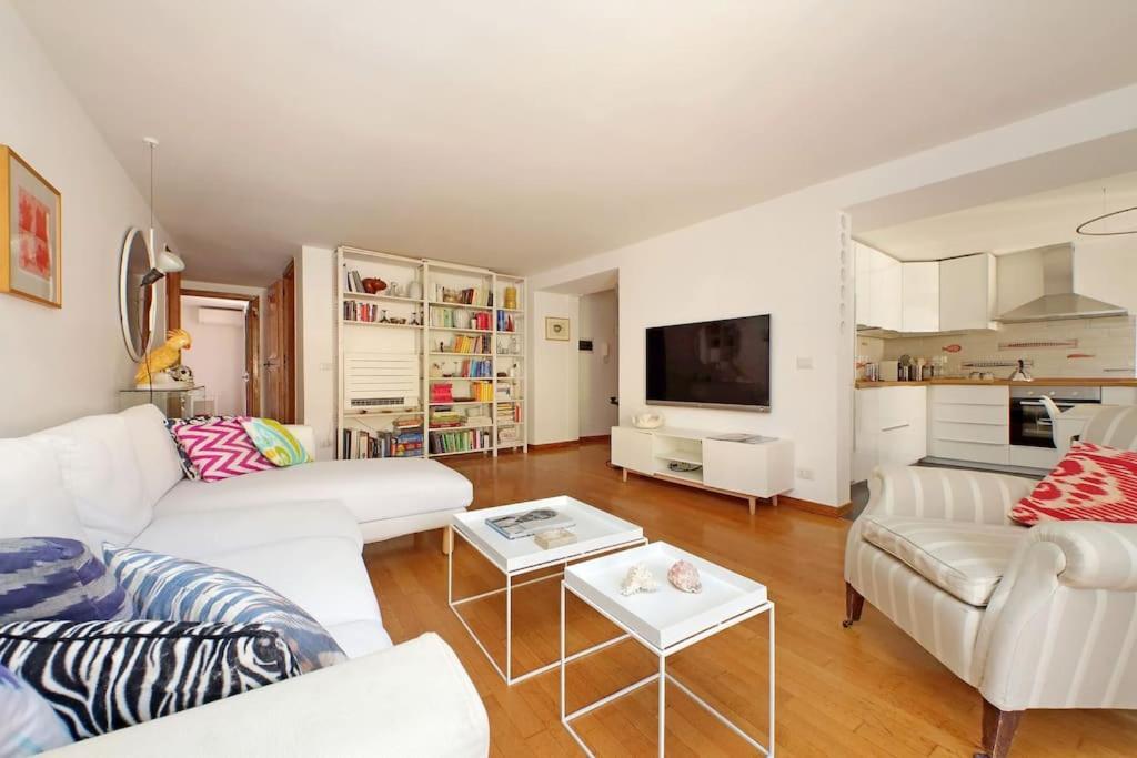 First Check Q,r-code --via Dell'orso Charme Appartement *